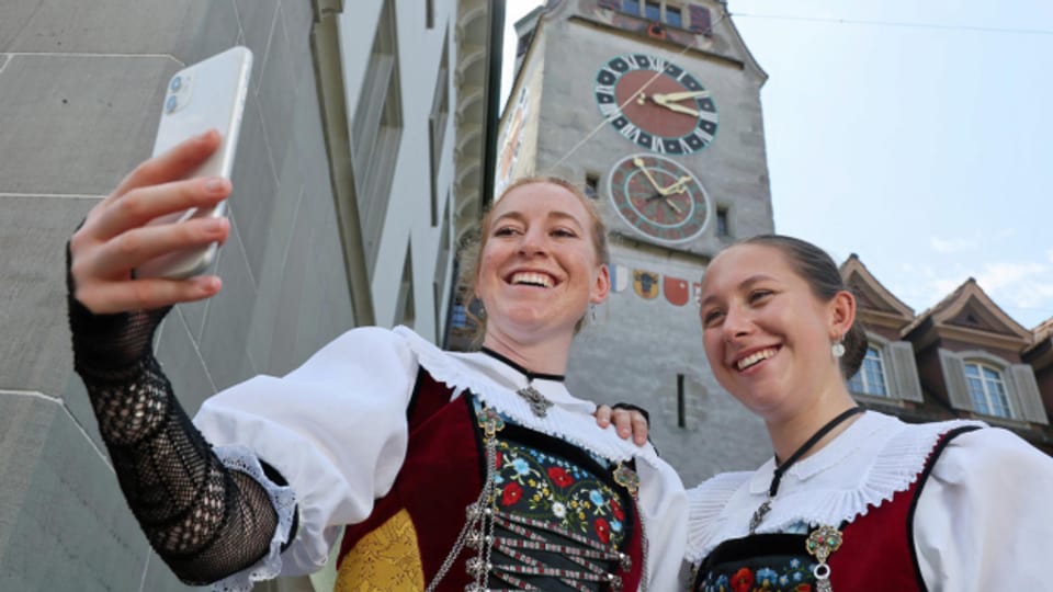 Die zwei jungen Jodlerinnen Jana und Michele freuen sich auf das Eidgenössische Jodlerfest.