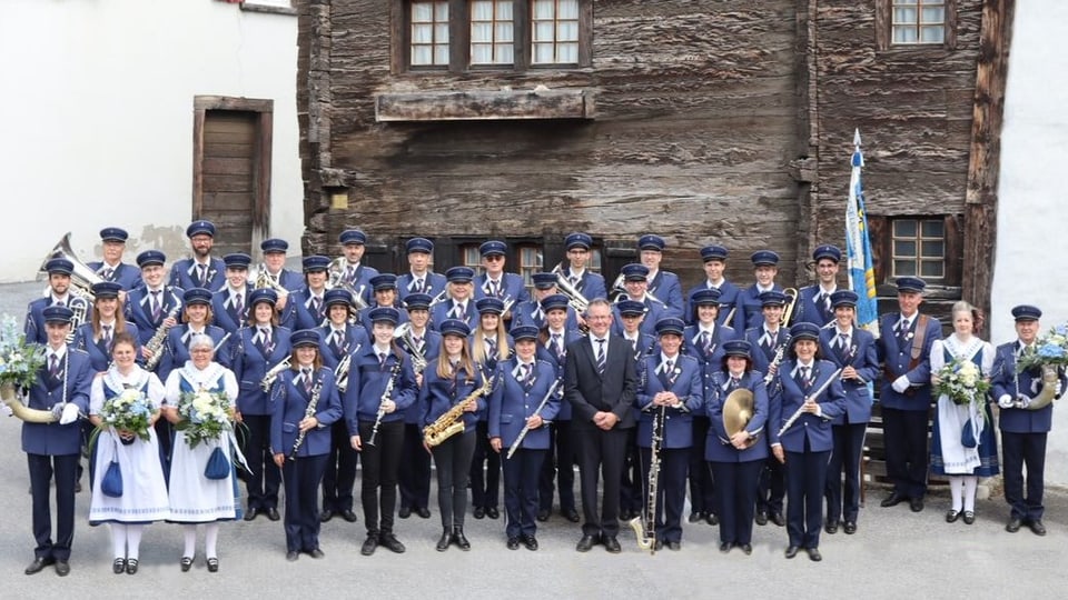 Die Musikgesellschaft Alpenglühn ist Teil eines sehr aktiven Vereinswesens in Ausserberg. Im 630 Einwohner-Dorf gibt es 23 Vereine.