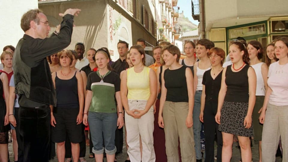Der Walliser Jugendchor singt unter der Leitung von Hansruedi Kämpfen (2000).