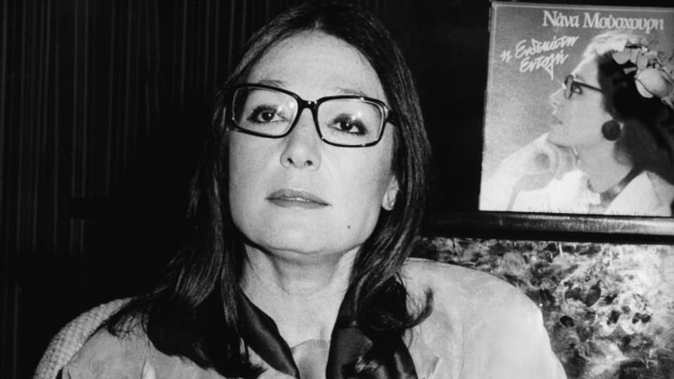 Nebst ihrer glockenklaren Sopranstimme gilt vor allem ihre dunkle Brille als Nana Mouskouris Markenzeichen.