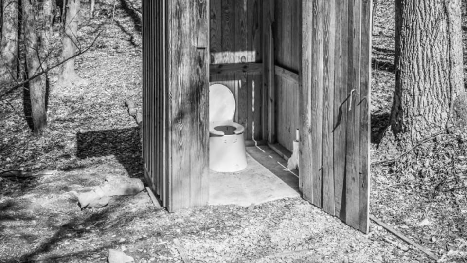 Anstatt einer Toilette stand draussen ein WC-Häuschen.
