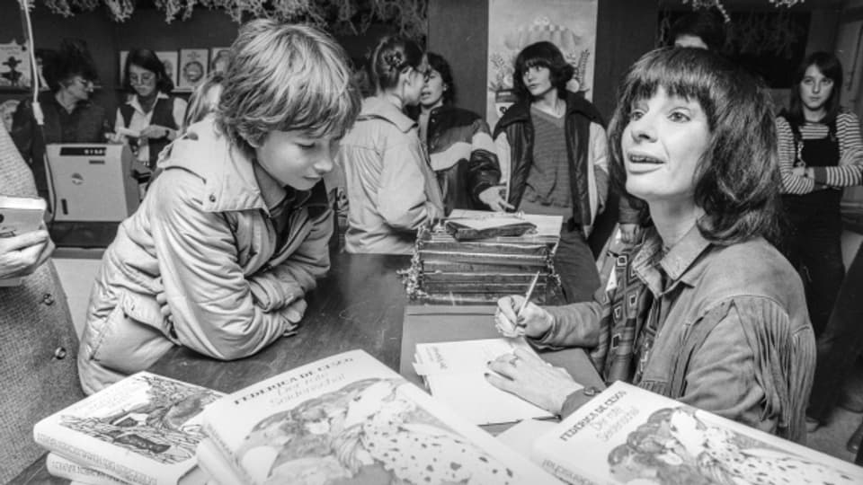 Schriftstellerin Federica de Cesco signiert am 17. Dezember 1980 in einer Buchhandlung in Zürich ihr Jugendbuch «Der rote Seidenschal».
