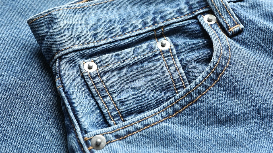 Die Taschen mit Nieten verstärken, so dass sie nicht ausreissen: Diese Idee läutete vor 150 Jahren das Zeitalter der Jeans ein.