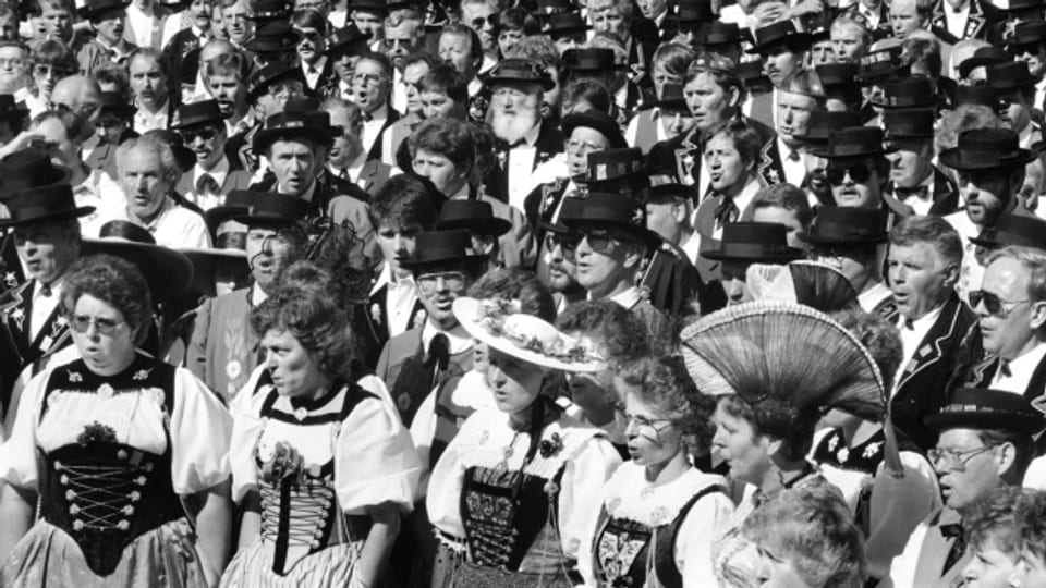 Jodler aus der ganzen Schweiz jodeln im Juni 1987 anlaesslich des 20. Eidgenoessischen Jodlerfests in Brig in einem riesigen Chor.
