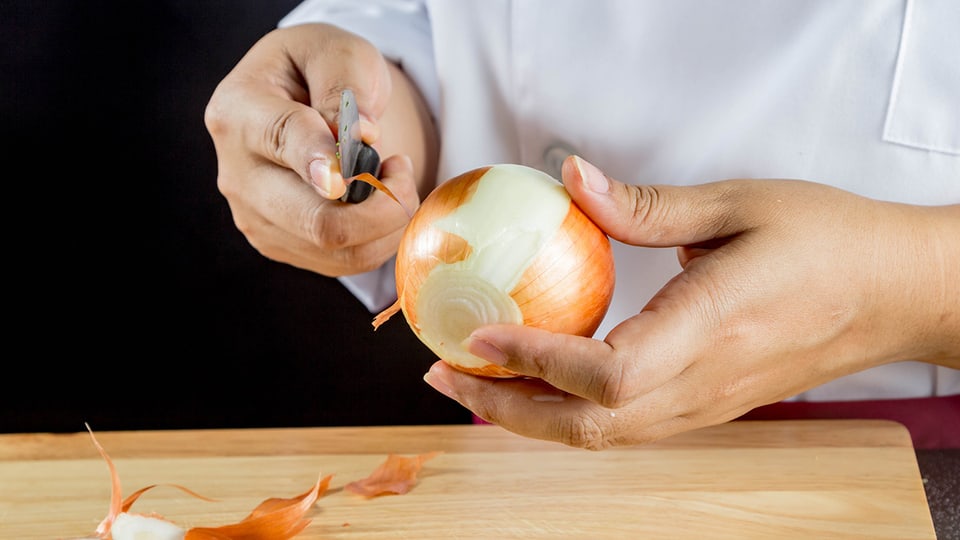 Im Abzählvers werden nicht wirklich Zwiebeln geschält, aber «Böle schelle» tönt halt irgendwie lustig.