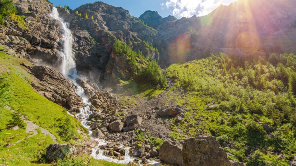 Das schweizerdeutsche Verb «ruusse» bezeichnet das Rauschen von einem Flusses oder Wasserfall.