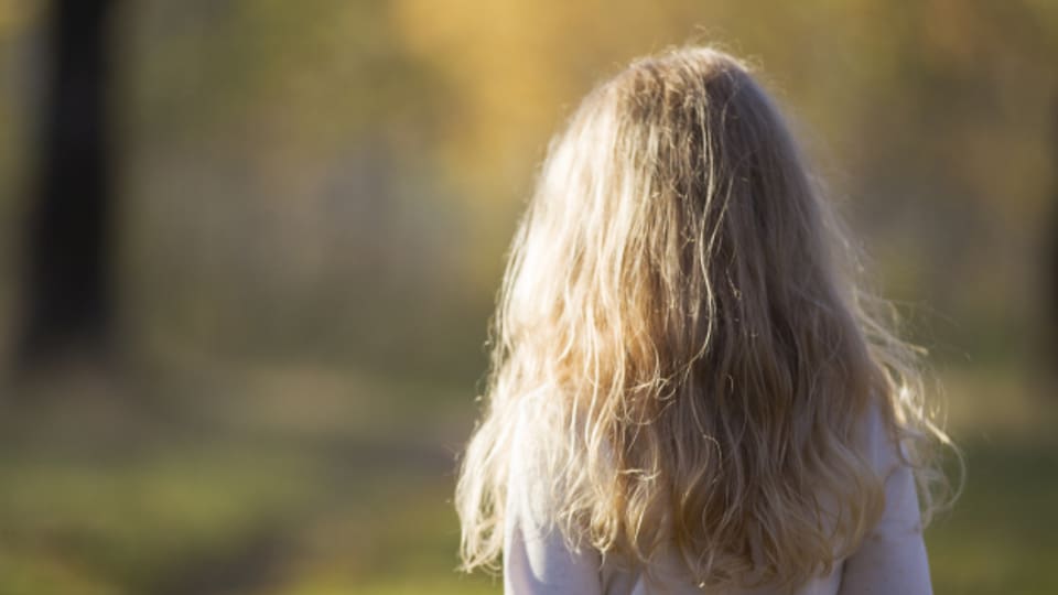 Verwandt sind die Schuppel-Tschüppel-Wörter alle mit einem Schopf, einem Haarschopf oder ähnlich.