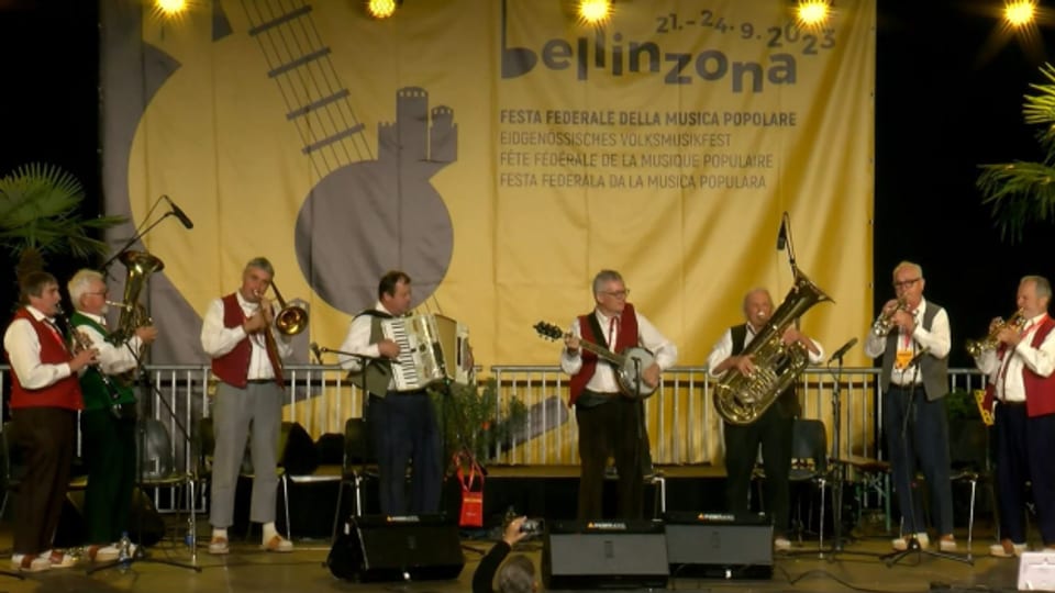 Die Bandella La Castellana aus dem Tessin auf der Piazza del Sole.