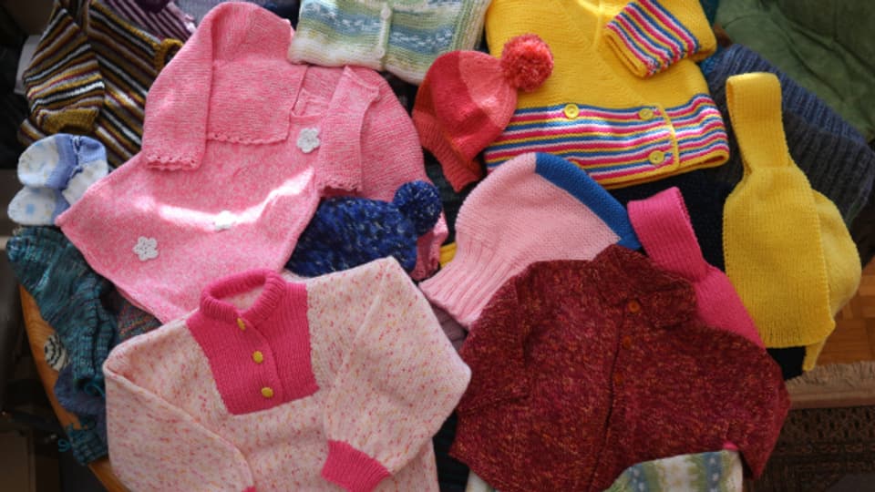 Zusammen mit dreizehn weiteren Frauen aus dem Kanton Bern strickt Edith Mosimann Kleider für Kinder in der Ukraine.