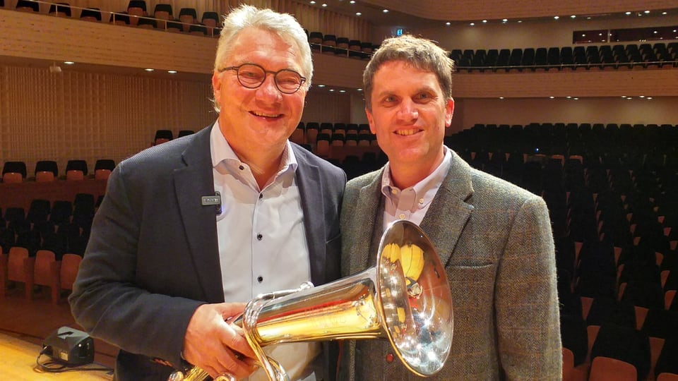 Ernst Hutter (links) nahm sich vor einem Konzert im KKL Luzern Zeit für ein Gespräch mit dem SRF Musikwelle-Blasmusikredaktor Roman Portmann.