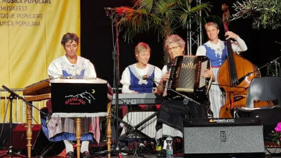 Die Kapelle Alpstää-Nixe am Eidgenössischen Volksmusikfest Bellinzona mit Kathrin Zürcher-Bollhalder am Bass.