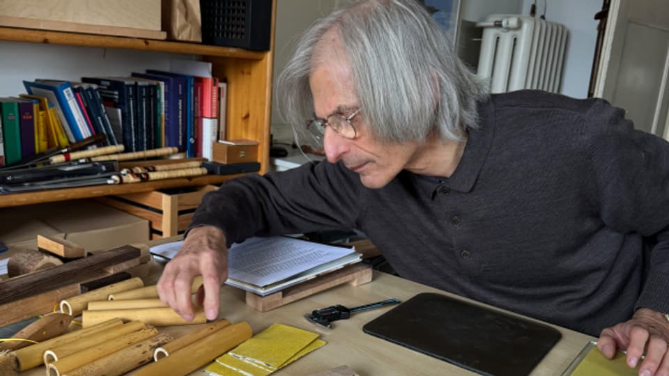 Hanstoni Kaufmann stellt seine Holzblätter aus Schilfrohr her.