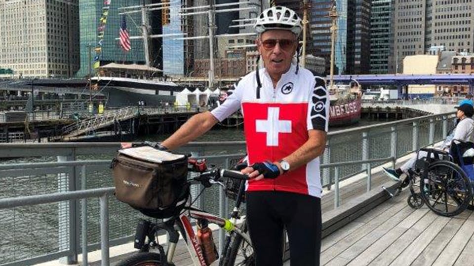 Der Pensionär Werner Schmid mit seinem fahrrad in New York am Pier 17.