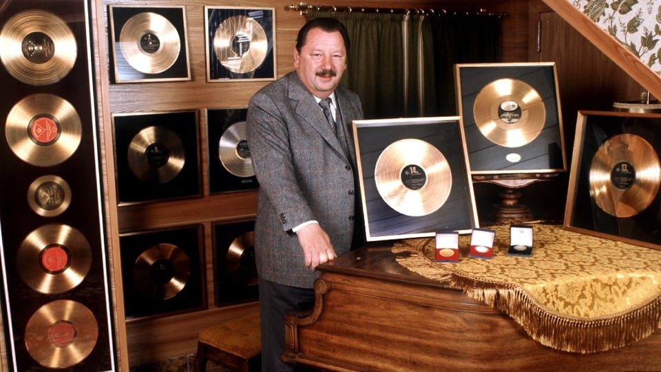 Die undatierte Aufnahme zeigt Ernst Mosch mit einigen seiner unzähligen Goldenen Schallplatten.