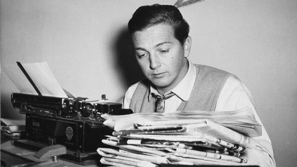 Berge von Zeitungen und eine mechanische Schreibmaschine: Arbeitsalltag für Sportreporter Sepp Renggli 1953 im Radiostudio Zürich.