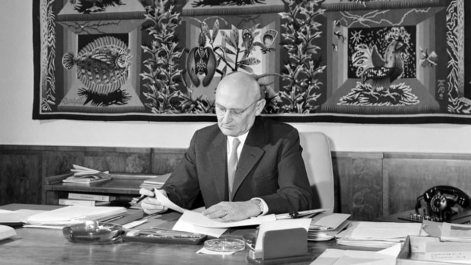 Friedrich Traugott Wahlen (1899-1985), Professor für Landwirtschaft, BGB-Politiker und Bundesrat in seinem Arbeitszimmer im Bundeshaus in Bern, um 1960.