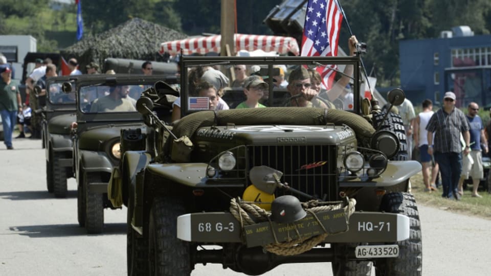 Militärfahrzeuge werden präsentiert, anlässlich der 6. Ausgabe des «Convoy to Remember» in Birmenstorf.