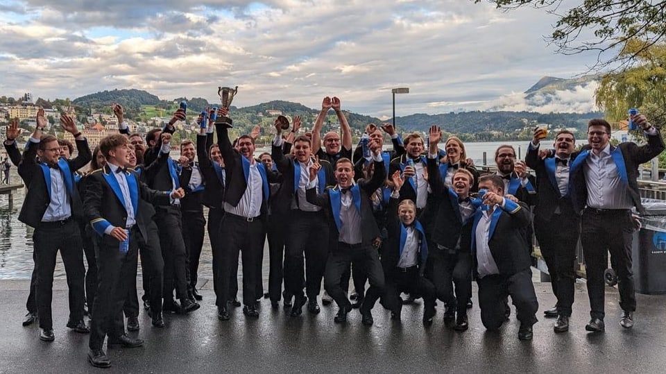 Die Brass Band Berner Oberland jubelt in Luzern über ihren Sieg am Swiss Open Contest 2022.