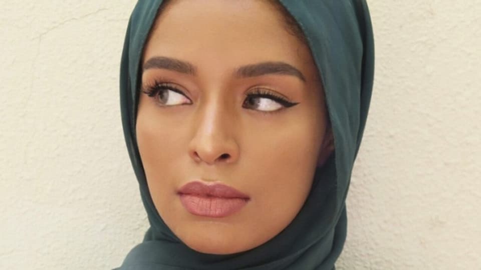 Die «Vogue Arabia» bietet Stylingtipps an - für das Haar unter dem Kopftuch.