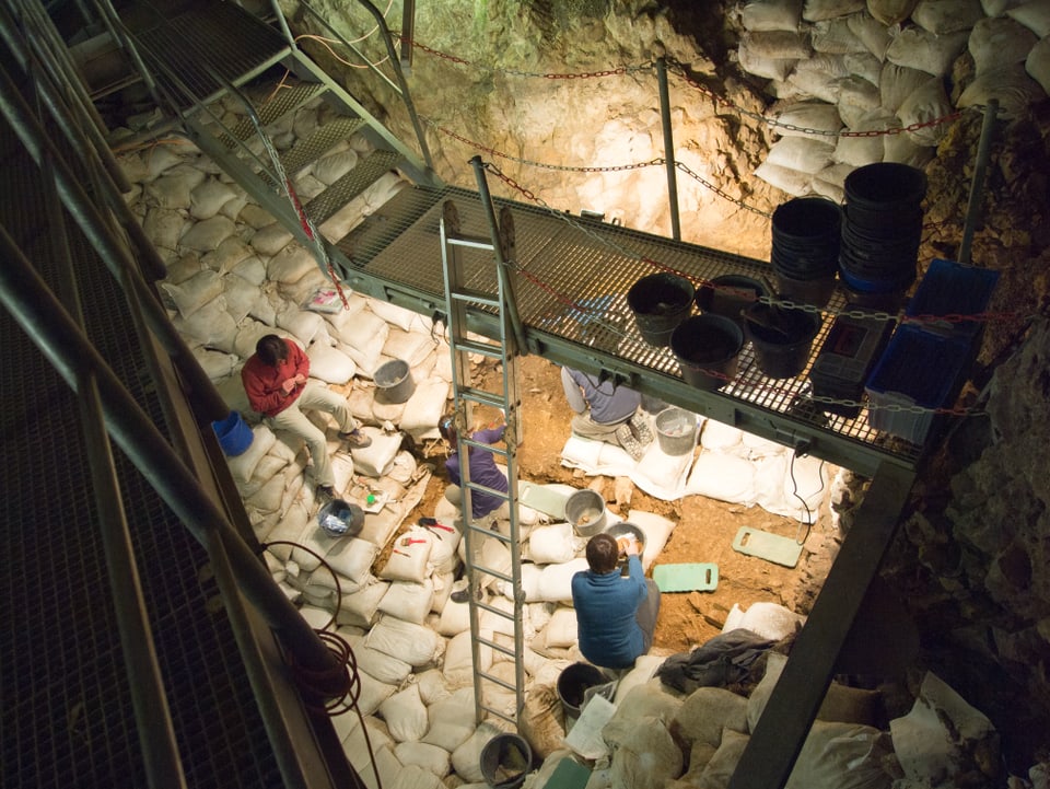 Archäologen arbeiten bei Ausgrabungen am Boden der Höhle Hohle Fels.