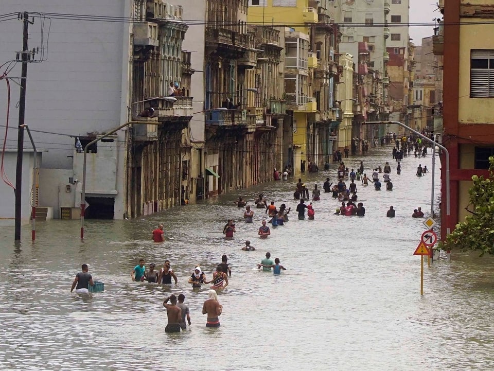 In einzelnen Quartieren der Hauptstadt standen die Menschen mitten im Wasser. 