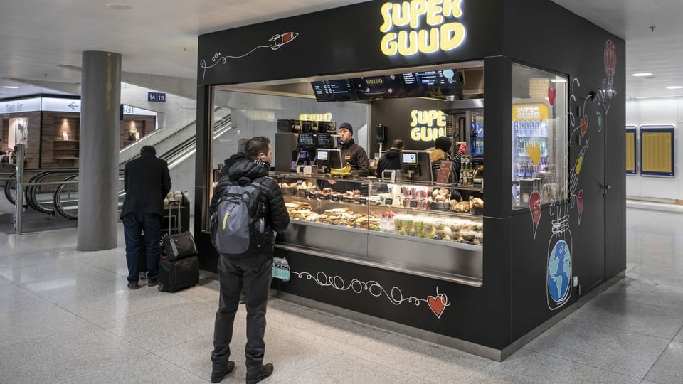 Eine Take-Away-Theke verkauft am Bahnhof Essen.