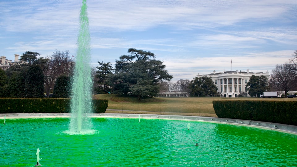 Der grün eingefärbte Brunnen vor dem Weissen Haus in Washington. 
