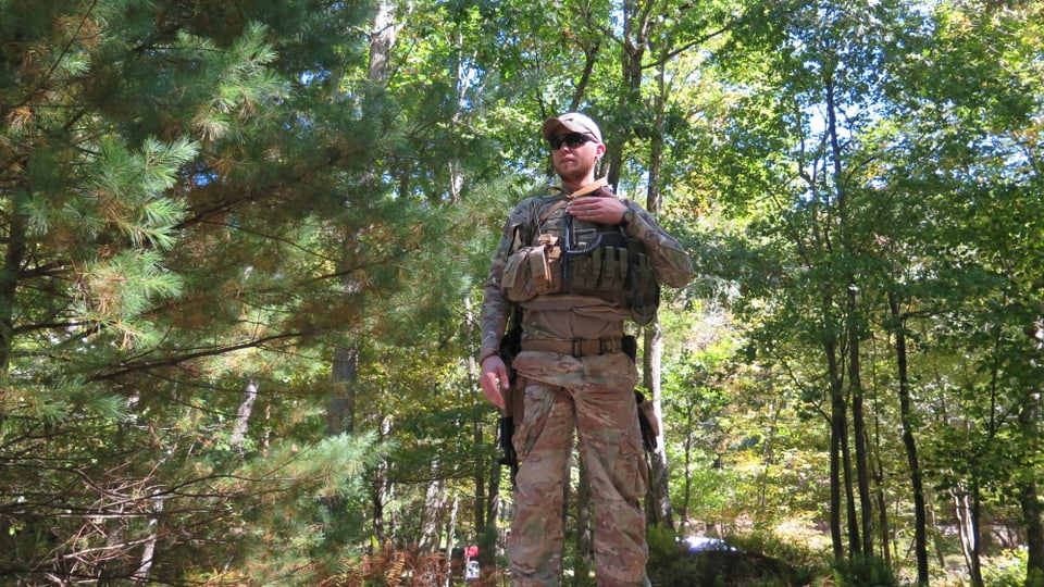 Ein Miliz-Soldat im Wald.