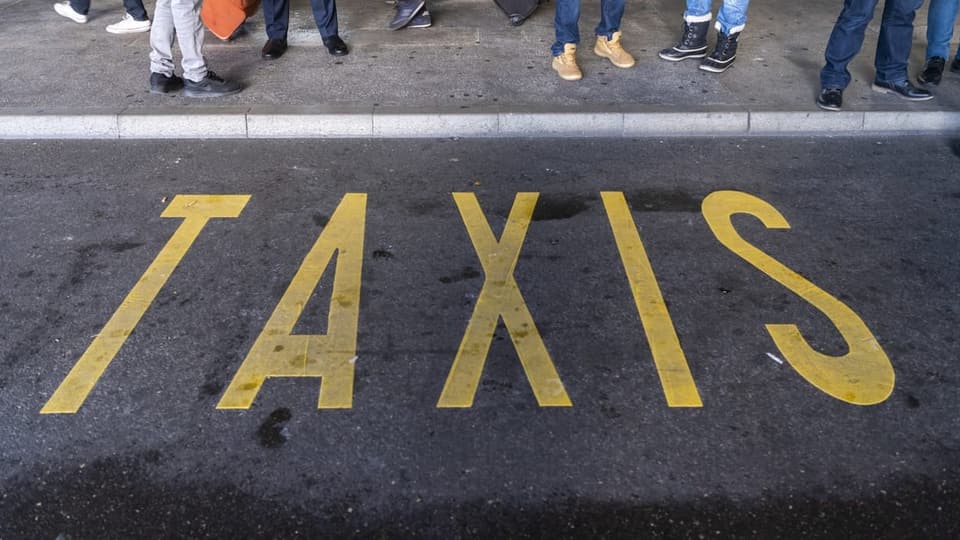 Taxistreifen am Boden