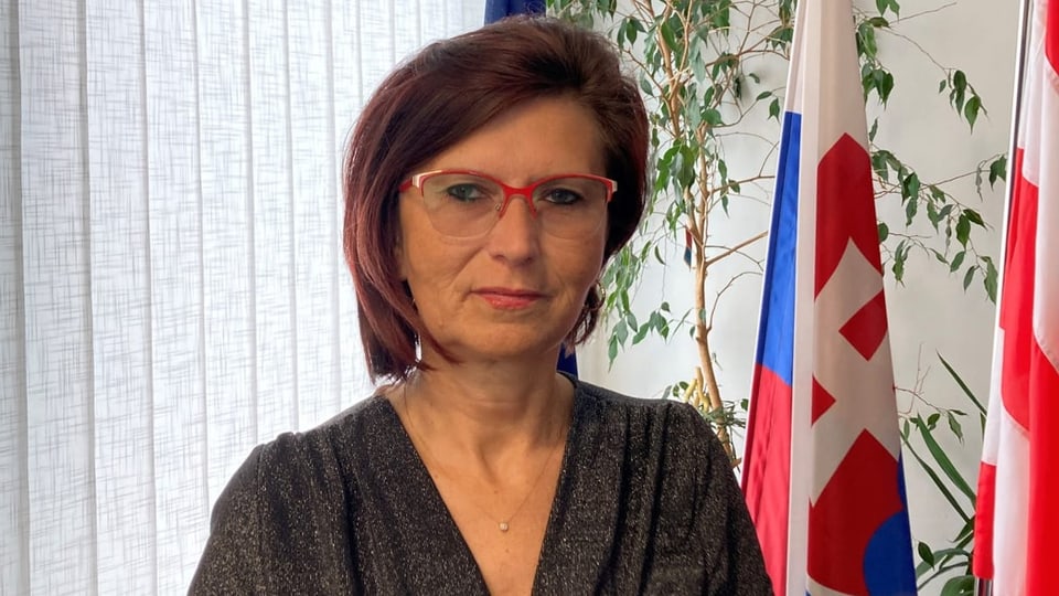 Gemeindepräsidentin von Sliac Lubica Balgová steht in ihrem Büro-