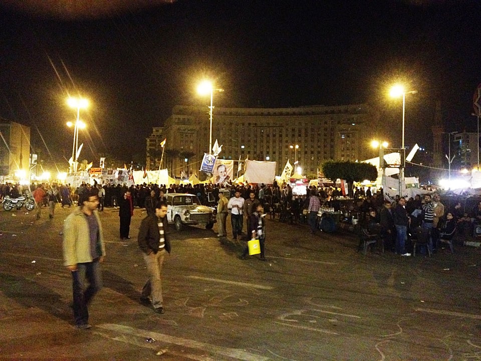 Der Tahrir-Platz bei Nacht während einer Kundgebung.