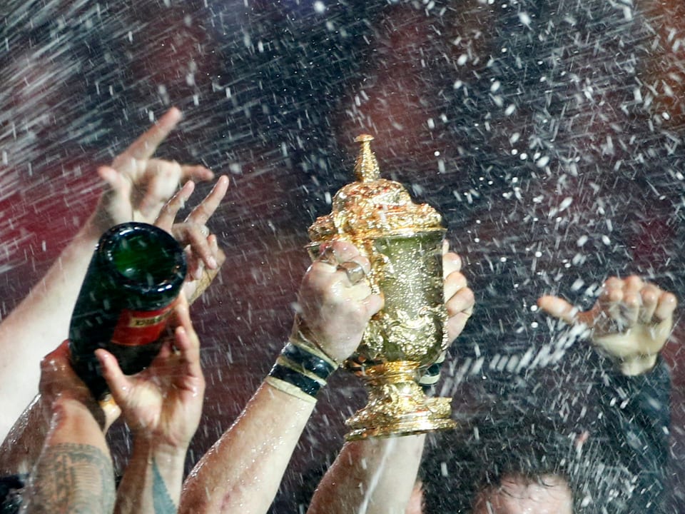 Neuseelands Spieler feiern die Titelverteidigung gebührend