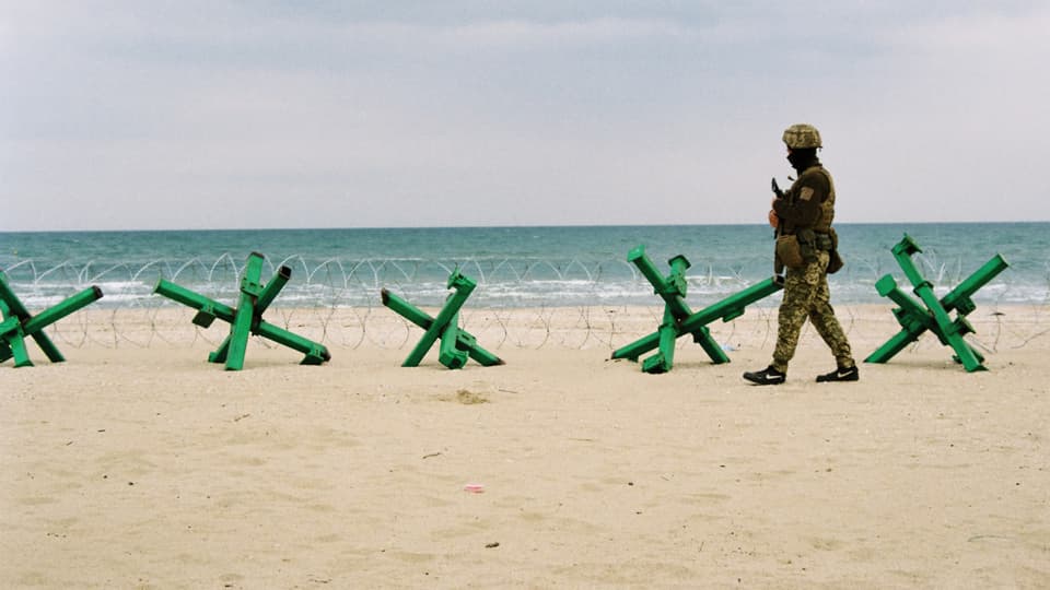 Ein Soldat bewacht den Strand