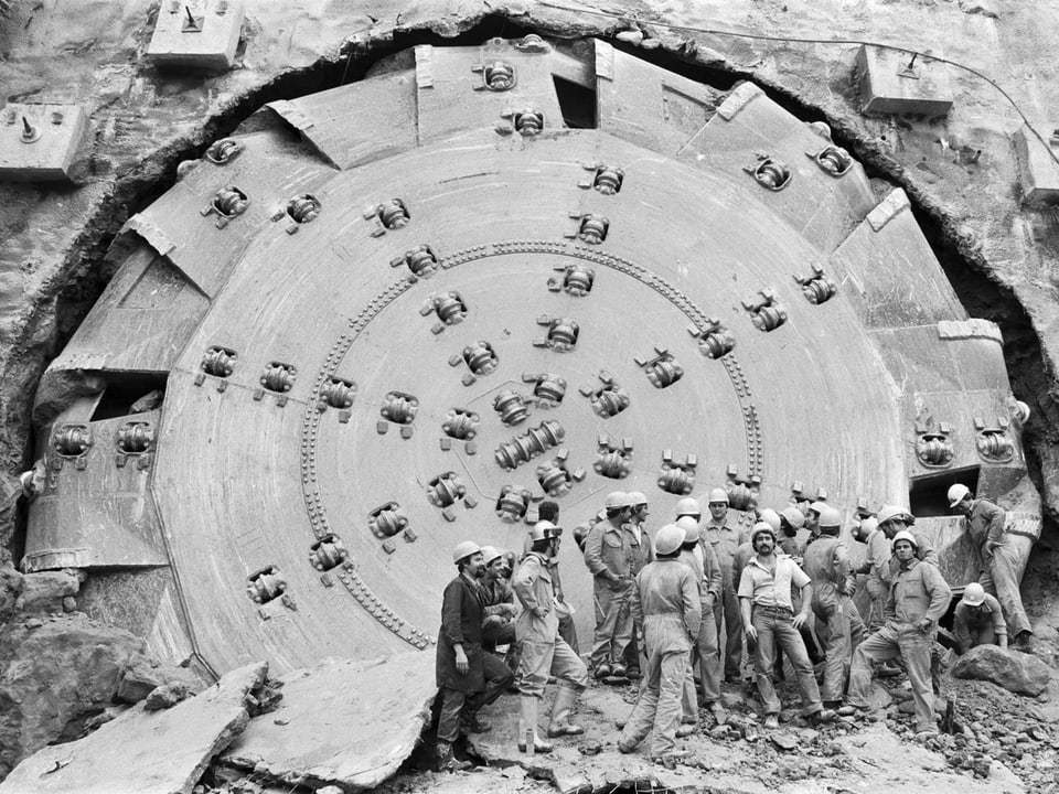 Bauarbeiter vor dem durchgestochenen Tunnel