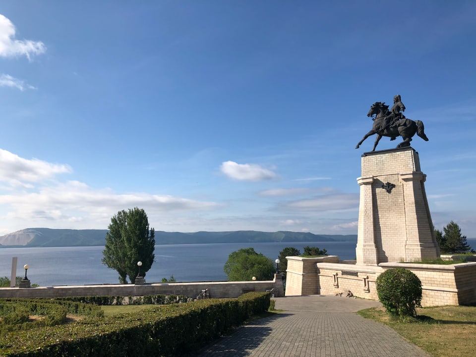 Blick auf das Tatitschew-Denkmal und die Wolga.