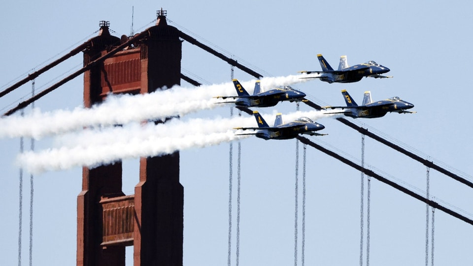 Viert Jets fliegen an der Golden Gate Bridge vorbei.