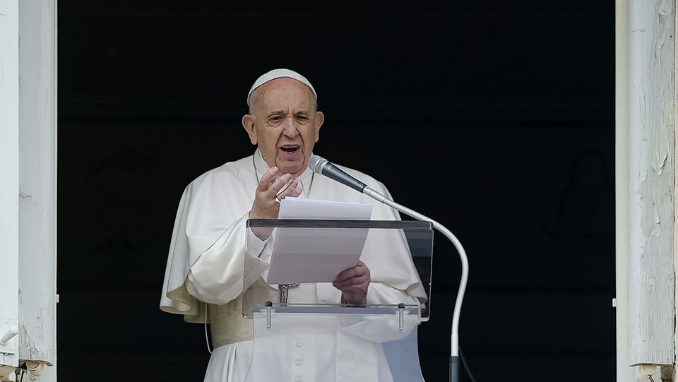 Papst Franziskus am 6. Juni 2021 während der Sonntagsmesse auf dem Petersplatz in Rom. 