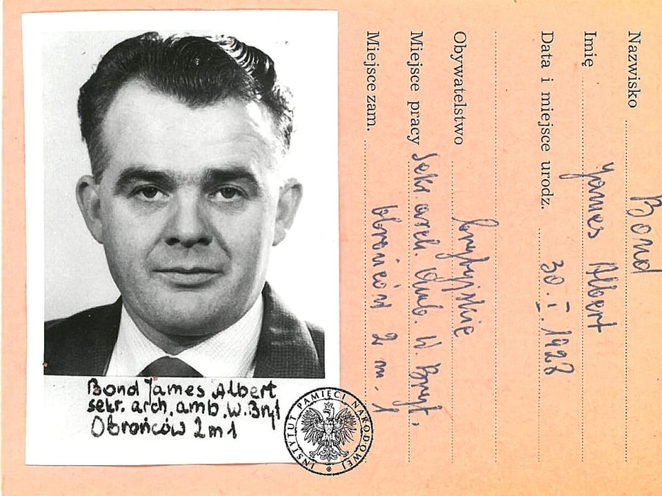 Ausweis mit Passfoto von James Albert Bond im Dienst der Britischen Majestät.