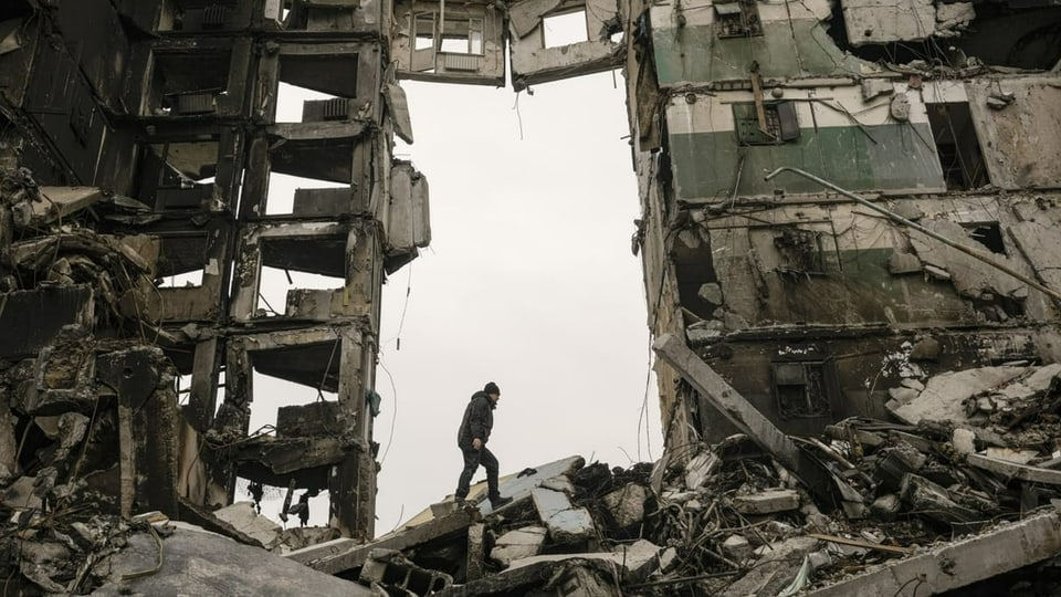 Ein Einwohner in den Trümmern eines zerstörten Gebäudes in Borodjanka (5. April 2022). 