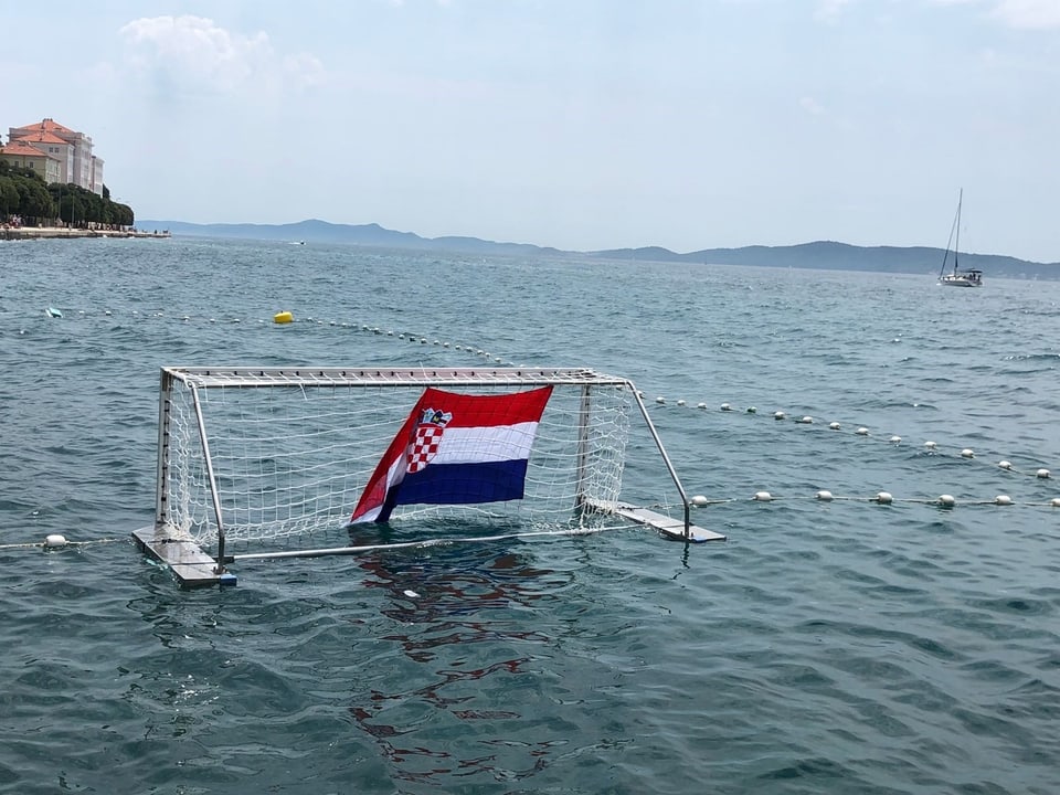 Wasserball-Tor mit Kroatien-Flagge.