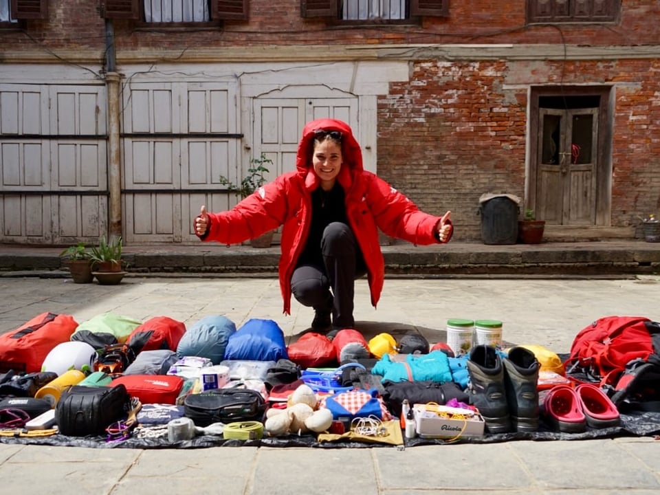 Alles beisammen, Sachen gepackt. Maria Theresia Zwyssig beim letzten Equipmentcheck in Kathmandu, Nepal.