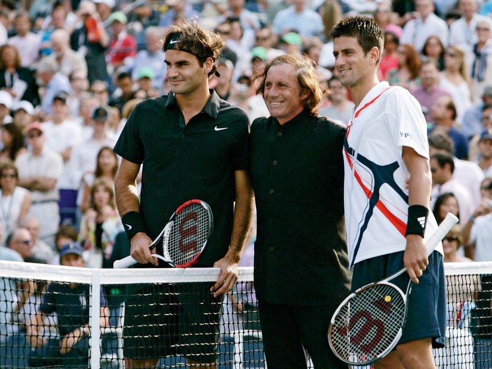 Ex-Profi Guillermo Villas posiert mit Federer und Djokovic.
