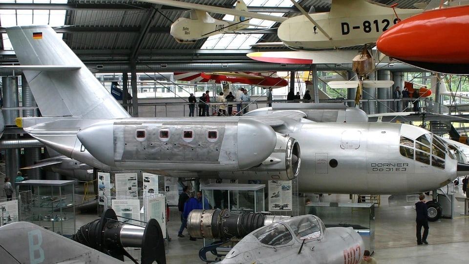 Die abgebildete Dornier Do 31 war ein Transportflugzeug und Senkrechtstarter, dessen Entwicklung nach zwei Prototypen eingestellt wurde.