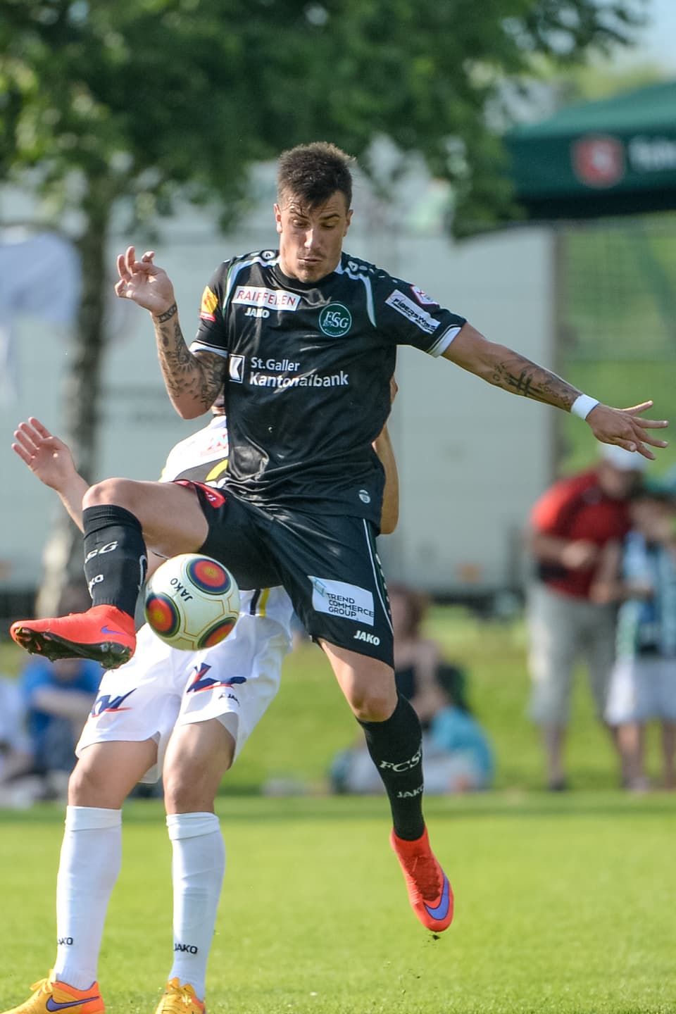 Sandro Gotal im Dress von St. Gallen nimmt vor dem Gegenspieler den Ball an.