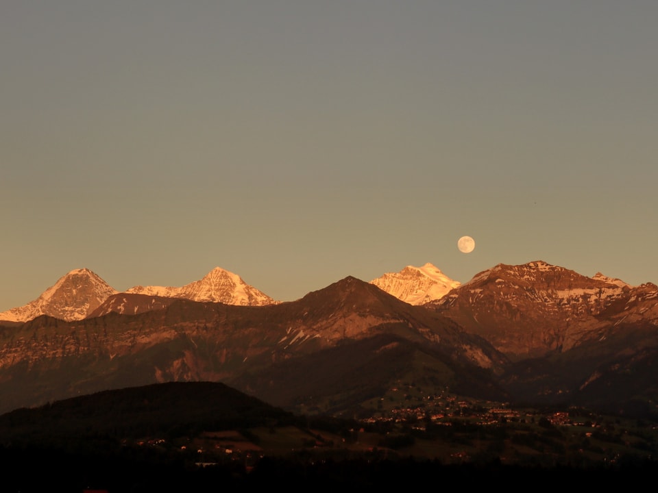 Die Sonne geht unter, der Mond (Vollmond 9. Juni 15:09 Uhr) geht über Eiger, Mönche und Jungfrau auf. Der Himmel ist total klar.