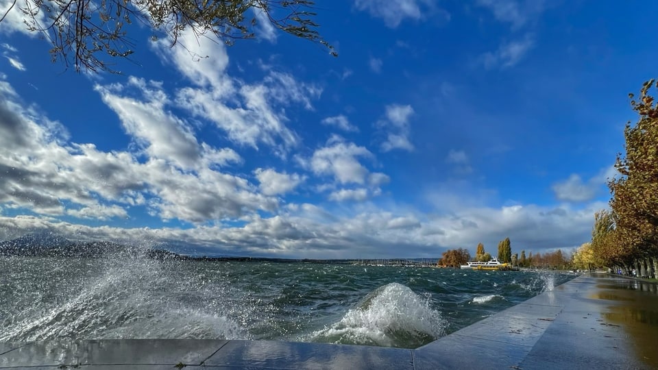 Sturm am Zugersee Wellen schlagen am Zugersee ans Ufer