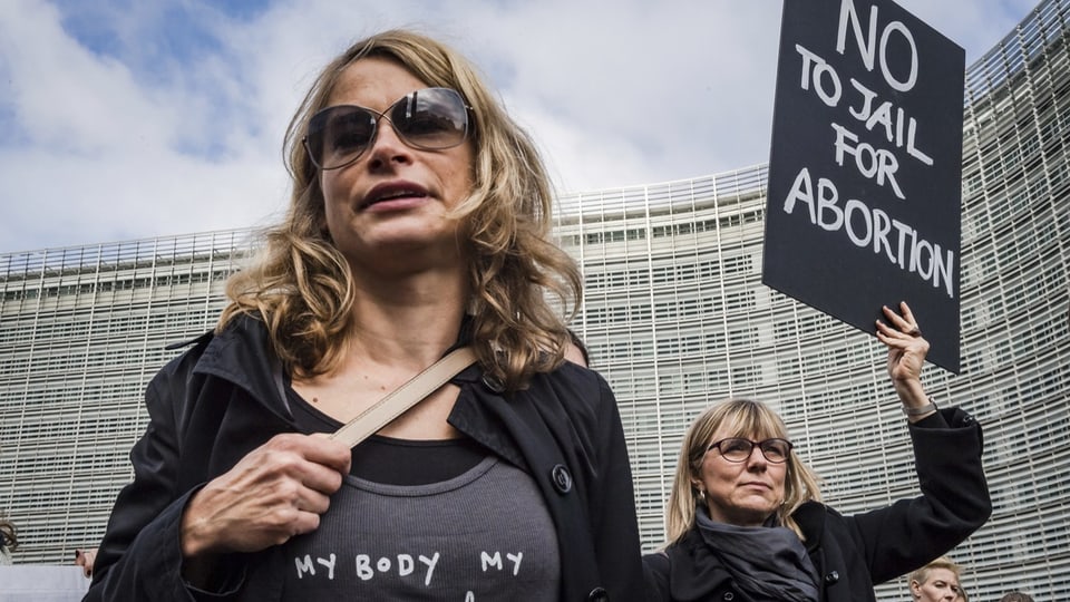 Frauen protestieren gegen Abtreibungsgesetz in Polen.