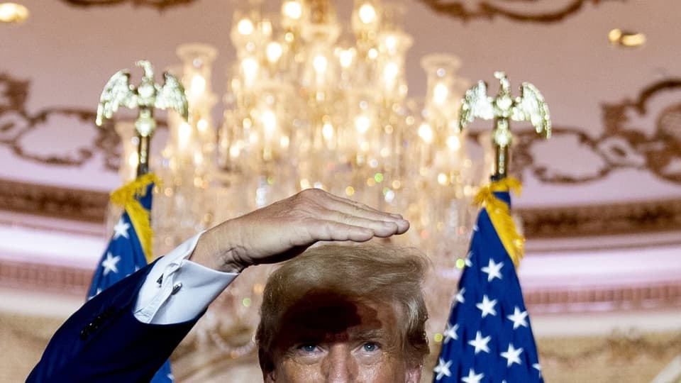 Donald Trumps Gesicht vor einem Kronleuchter