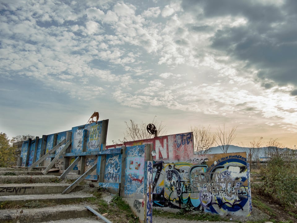 Mauerreste mit Graffitti zeugen auf dem Hardturmareal vom früheren Fussballstadion