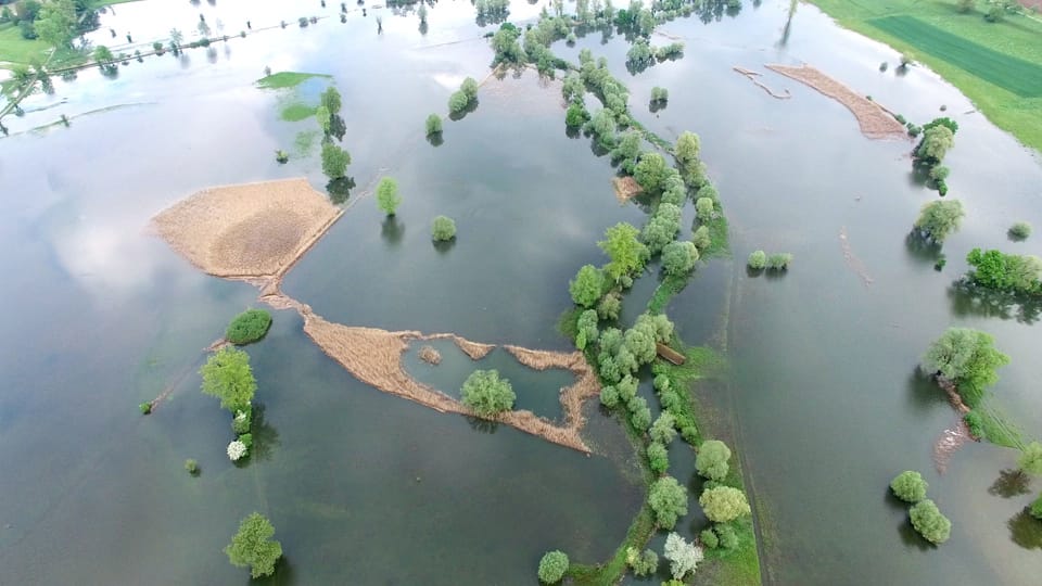 Luftaufnahme von überschwemmten Feldern in der Gegend von Maschwanden.